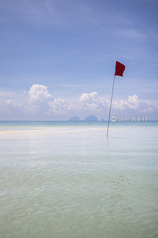 泰国Koh mok海滩上的红旗